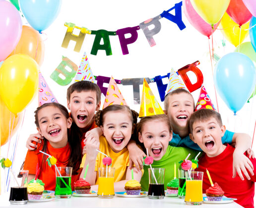 蛋糕一群欢笑的孩子在生日聚会上玩得很开心-被隔离在白色的地板上饮料庆祝男孩