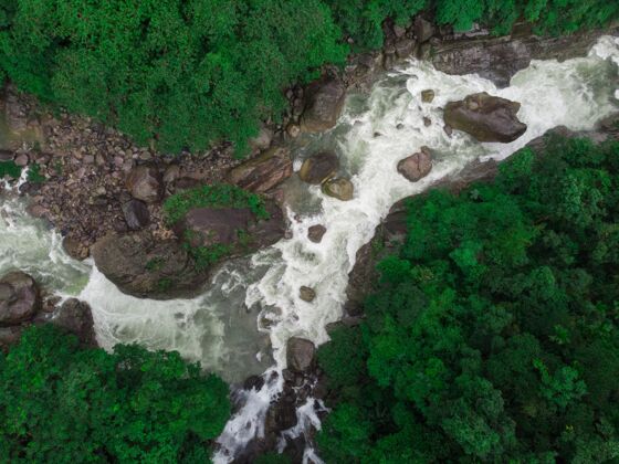 春美丽的大自然环绕着一条河 令人惊叹的空中拍摄山瀑和