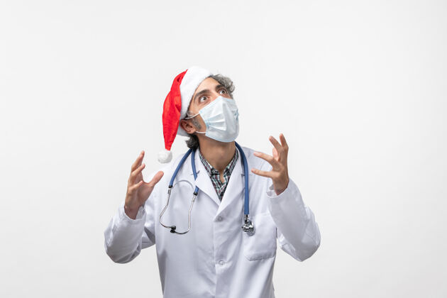 听诊器正面图男医生带着无菌口罩上白墙柯夫病毒大流行拜年绝育圣诞节外套