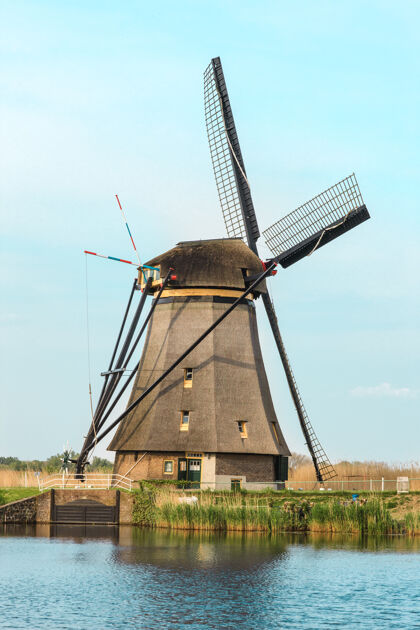 场景传统的荷兰风车与绿草前景 荷兰建筑天空遗产