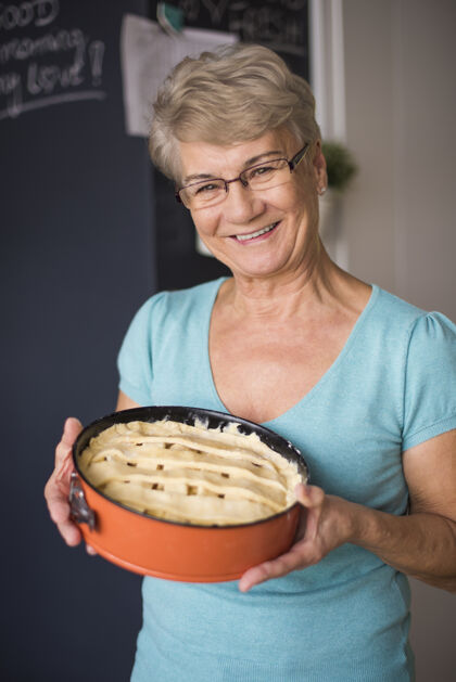 自制奶奶为自己做的蛋糕感到骄傲微笑膳食退休