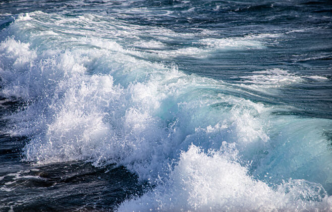 风美丽汹涌的大海和海浪景观愤怒飞溅