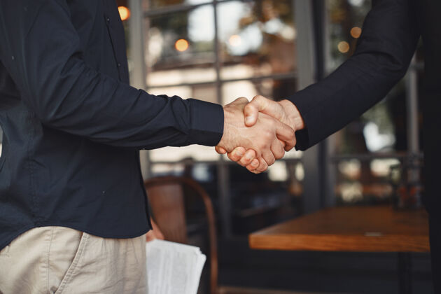 公司男人握手商业协议的附件商业伙伴之间的谅解态度面试同事