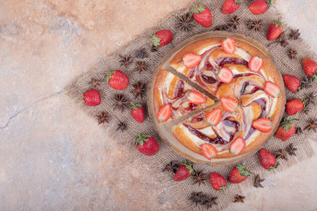 美味草莓派配红色糖浆 水果和茴香花美味奶油健康