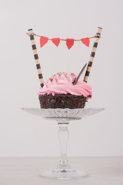 甜点巧克力杯蛋糕 玻璃上有糖霜和洒水器蛋糕纸杯蛋糕巧克力