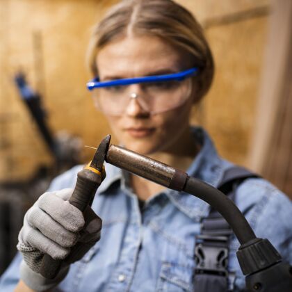 职业带焊接装置的妇女的前视图工人职业职业