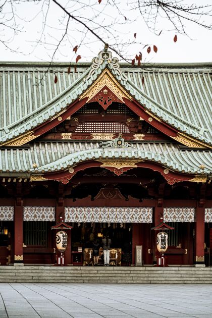 日本带屋顶和灯笼的传统日本木制寺庙的正面视图日本建筑木制