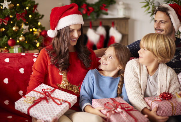 圣诞树圣诞节期间全家在家放松家庭微笑牙牙学语