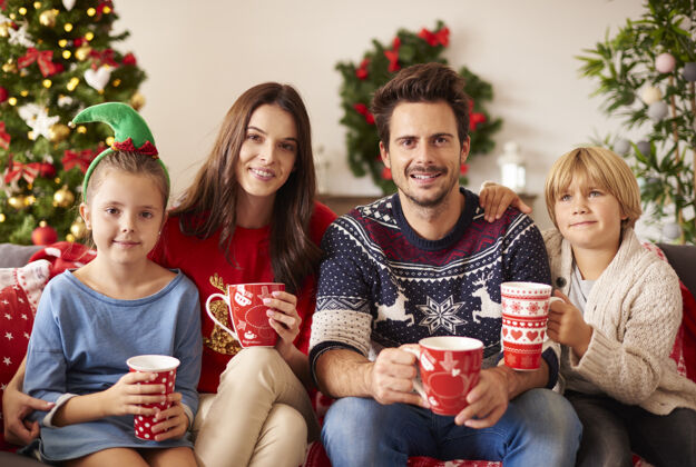 圣诞一家人在圣诞节喝热巧克力客厅巧克力牙齿