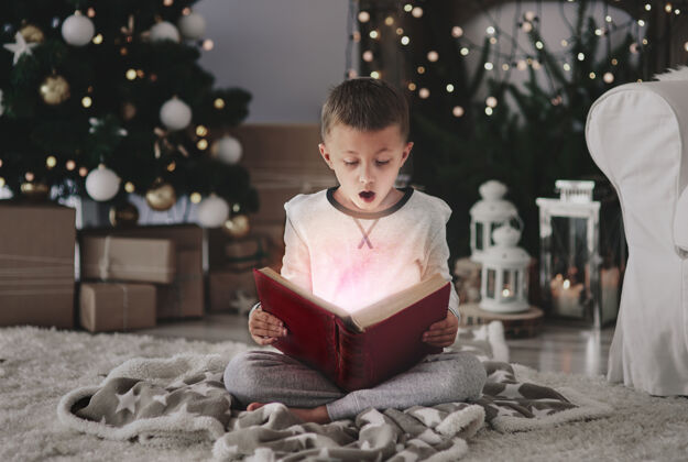 阅读孩子在看一本魔法书房间震惊男孩