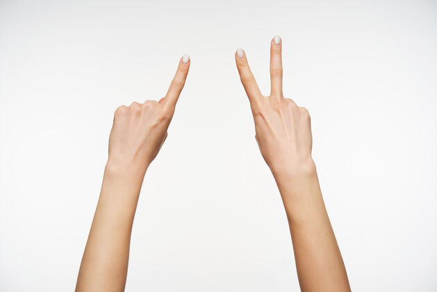 绘画皮肤白皙的年轻女士的水平肖像手臂显示四个手指 同时演示手语的计数手势 孤立在白色语言身体美甲