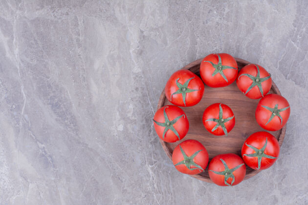 美味红色西红柿放在大理石上的木盘里甜味产品食物