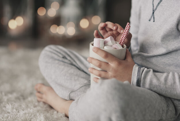 假日事件穿睡衣的男孩在喝热巧克力蹲时间圣诞节时间
