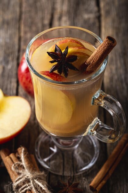 季节性高角度的美味苹果饮料概念温暖饮料肉桂