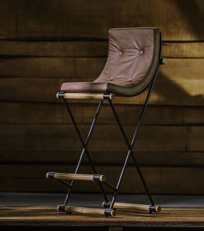 座椅带皮垫子和金属腿的木凳凳子风格空白