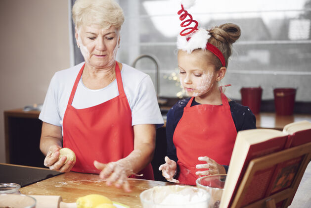 孩子奶奶和孙女在厨房做面团蛋糕帮手帮助