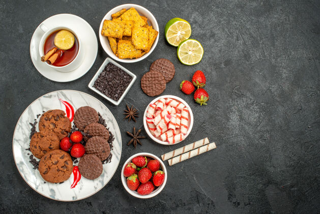 盘子俯瞰巧克力饼干配糖果和茶食物早餐小吃
