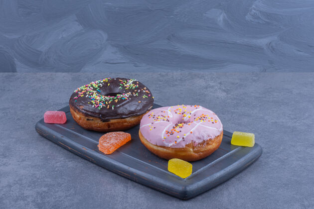黑的一块黑板 上面装满了甜甜圈和糖果含糖的甜的食物