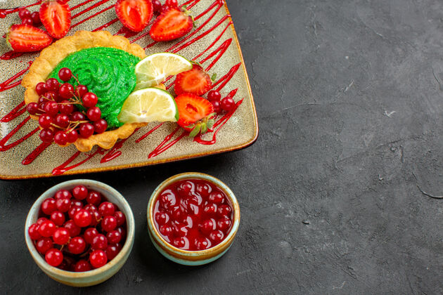 水果俯瞰美味的蛋糕与糖果和水果茶盘子草莓