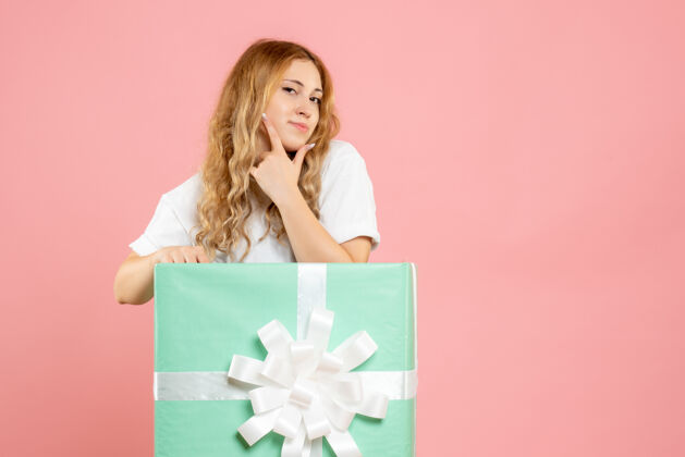 颜色正面图年轻女性站在礼品盒内站立情感礼物