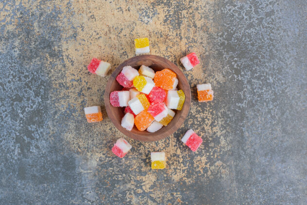 糖果一个装满糖葫芦的小木碗高质量的照片水果美味食物