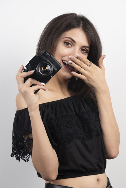 摄影师美丽的女人拿着相机笑着焦点人相机
