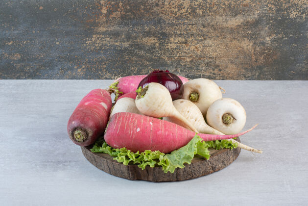 食用白色和红色萝卜与洋葱在木片上高品质的照片健康洋葱生菜