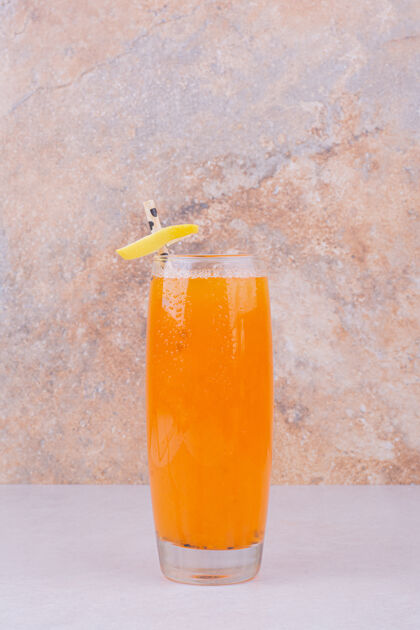 柑橘白桌子上放着橙汁和水果片和香料香草冷极简
