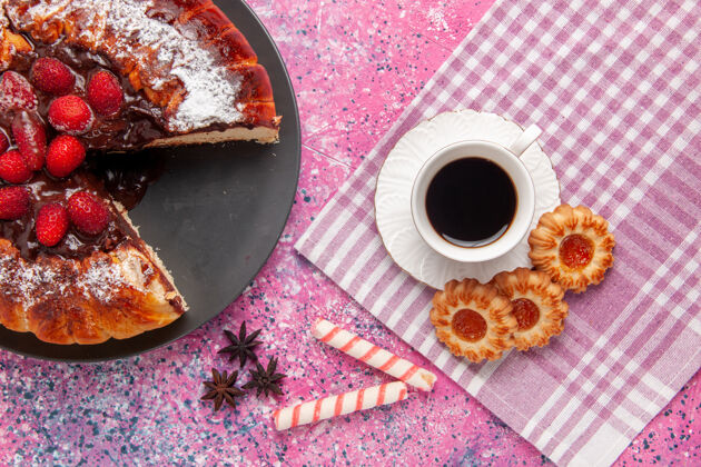 饮料俯瞰美味的巧克力蛋糕 配上饼干和一杯红茶 桌上放着饼干甜甜的甜点蛋糕 烤馅饼桌子杯子视图