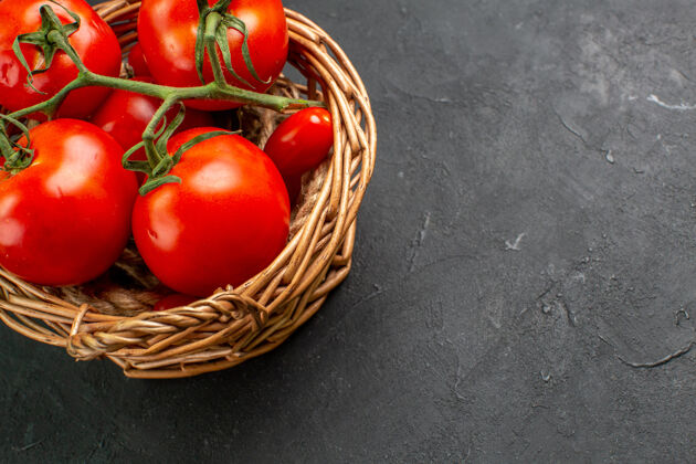 里面前视图新鲜的红色西红柿在篮子里红色樱桃西红柿西红柿