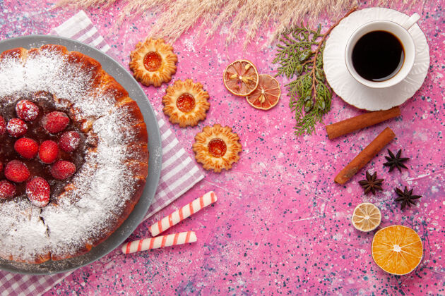 蛋糕顶视图美味草莓蛋糕糖粉饼干和一杯茶的粉红色背景蛋糕甜甜饼干饼干茶草莓饼干饼干