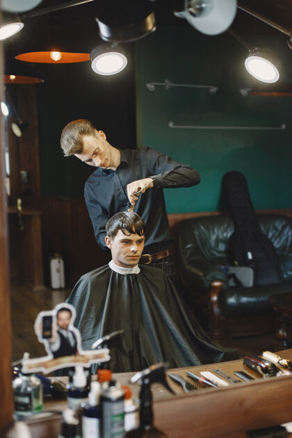 黑发男人和发型师一起工作理发师和客户一起工作胡须肖像发型师
