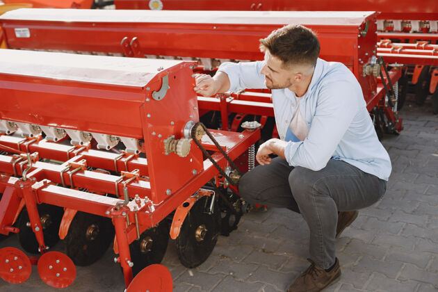 车辆农艺师选择一个新的播种机在商店的户外地面上的人农业机械农业耕耘机购买