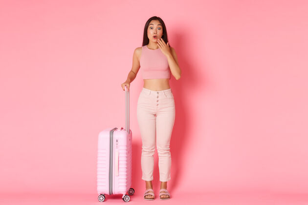 中国旅行 度假和度假的概念惊喜和喘息可爱的亚洲女孩在夏装旅游女孩休闲