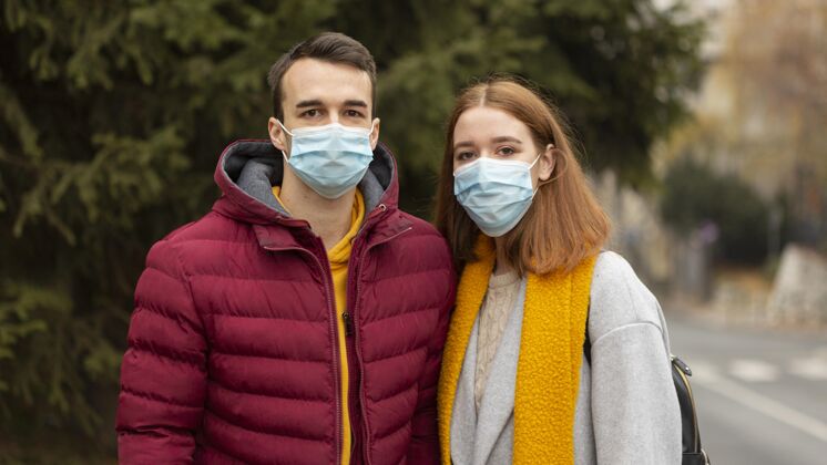 Covid19一对夫妇戴着医用口罩出门医学流行病面部