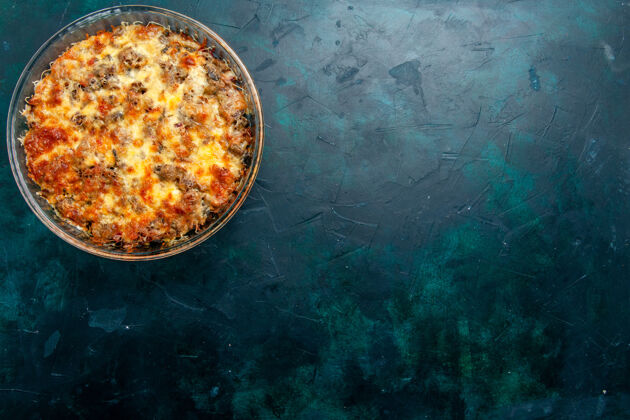 菜俯视图熟肉餐 配蔬菜和肉片 以及深蓝色地板上的奶酪 食物 肉食 菜肴 晚餐 烤箱烘焙烤箱水母碗