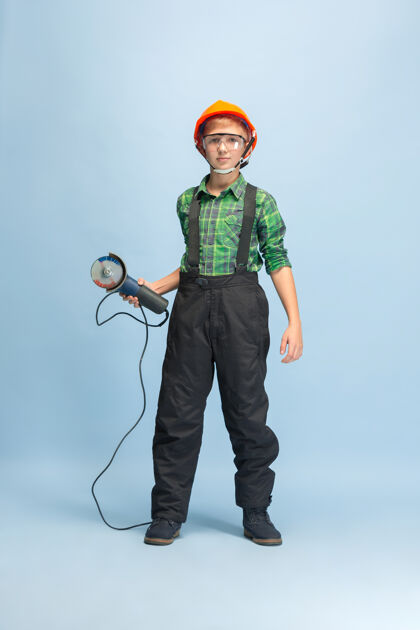 想象梦想未来工程师职业的男孩表演孩子幻想