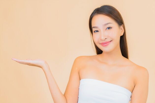 皮肤肖像美丽的年轻亚洲女子在温泉与自然化妆米色时尚快乐健康