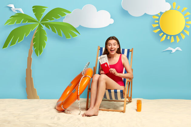 高兴沙滩度假和放松的概念美丽快乐的女性欢度暑假 持护照和机票 有好的海滨度假胜地乐观白天躺椅