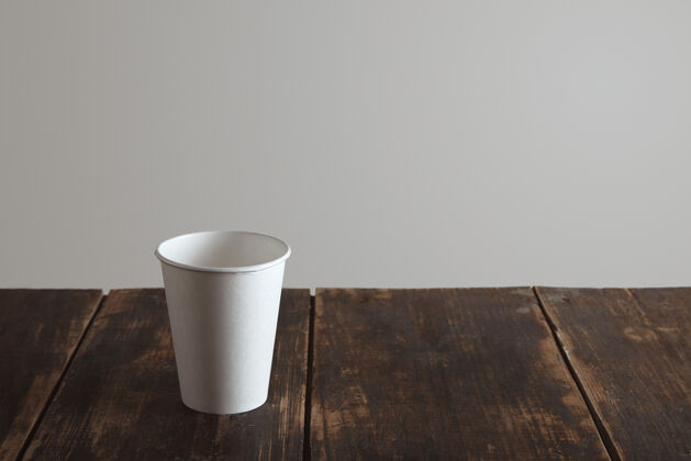 饮食把旧木桌上的空白纸玻璃单独拿走 隔离在白色背景上饮料封闭表面