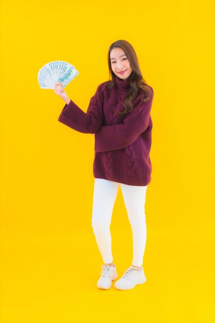 粉丝一幅美丽的亚洲年轻女子的画像 带着大量的现金和金钱账单钞票信用
