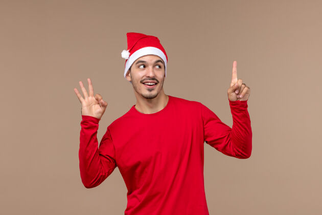 人正面图：年轻男性在棕色背景下微笑 圣诞节喜怒哀乐背景快乐节日