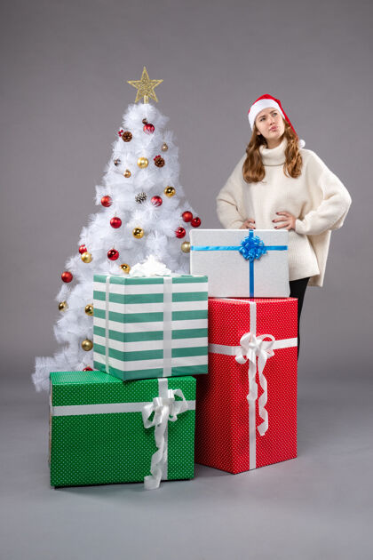 圣诞老人圣诞礼物点亮的年轻女性肖像时尚圣诞树