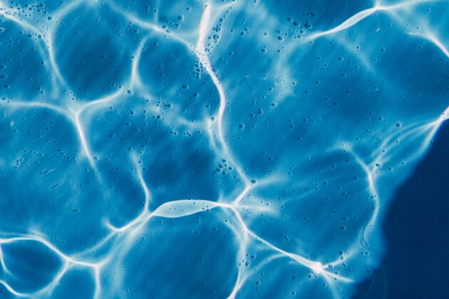 新鲜高角度特写镜头的一个清澈的游泳池水波浪水晶自然