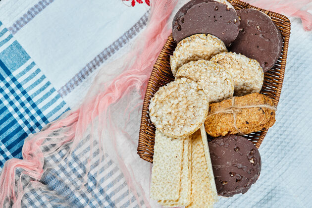 美味桌布上放着一篮子饼干顶视图混合面包房饼干