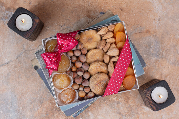 礼品各种干果和坚果礼品盒开胃菜小吃顶视图