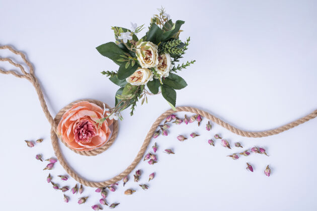绳子白花 单朵玫瑰 白玫瑰上的绳子和花瓣花束自然常绿