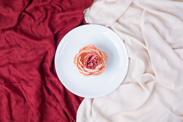 布白色盘子上的一朵花 红色和粉色桌布婚礼盘子红