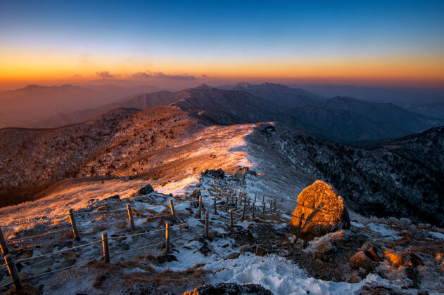 山韩国 冬天 德古桑山上的日出被白雪覆盖冰早晨首尔