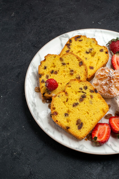 蛋糕正面图美味的蛋糕片 新鲜的红色草莓和饼干放在灰色表面蛋糕烘焙饼干派糖甜饼干烘焙饼干早餐